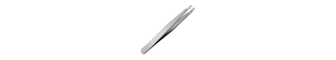 Tweezers for perfect eyebrow shaping | divinecosmetics.eu